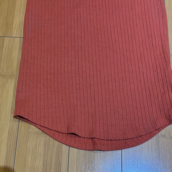 Abercrombie & Fitch Sleeveless Ribbed Midi Dress in Rust - Picture 4 of 4